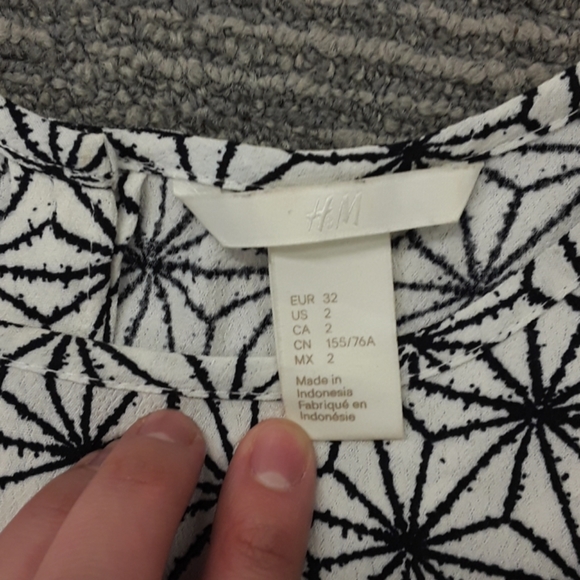 🐶Black and white blouse by H&M size 2 - Picture 3 of 5